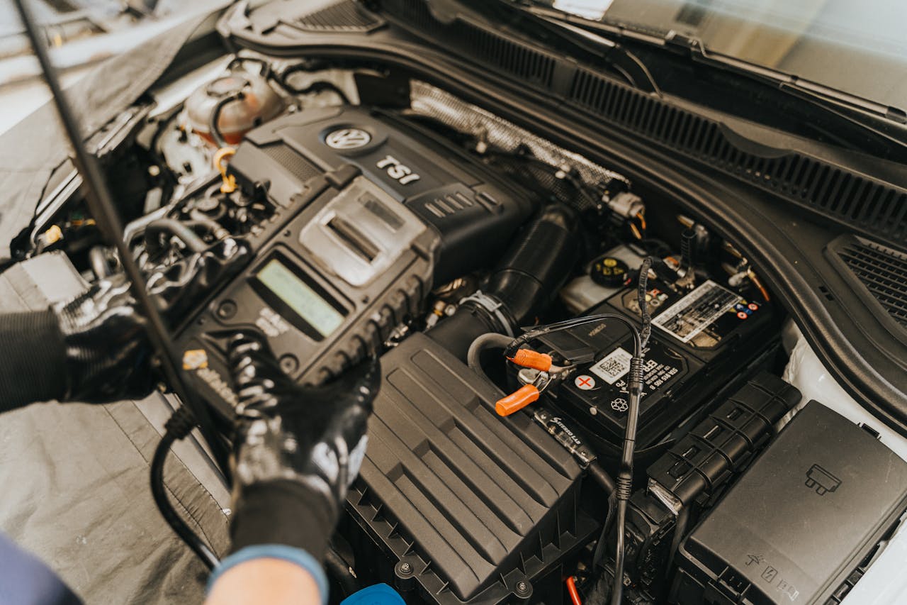 Avaleht Close-up view of a mechanic diagnosing a Volkswagen engine with specialized equipment.