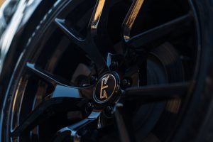 Avaleht Detailed view of a glossy black alloy wheel rim highlighting its sleek and modern design.