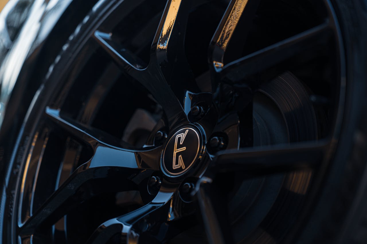 Avaleht Detailed view of a glossy black alloy wheel rim highlighting its sleek and modern design.